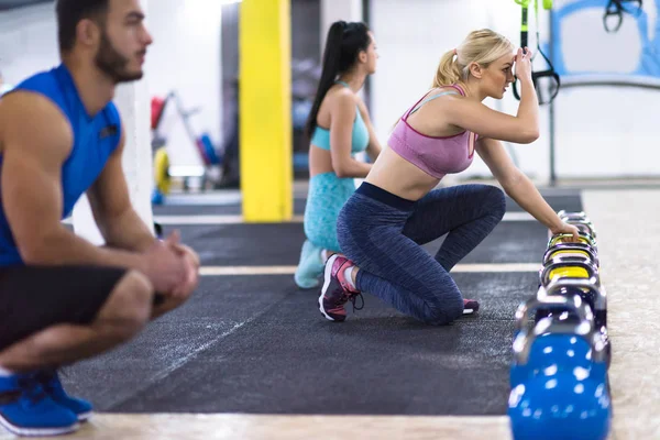 Group Young Healthy Athletes Doing Pushups Kettlebells Cross Fitness Gym — Stock Photo, Image