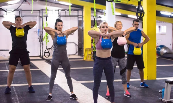 Grupo Jovens Atletas Saudáveis Fazendo Exercícios Com Kettlebells Estúdio Cross — Fotografia de Stock