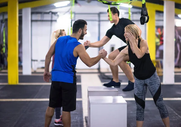 Grupo Jóvenes Deportistas Sanos Que Entrenan Saltando Caja Entrenamiento Gimnasio — Foto de Stock