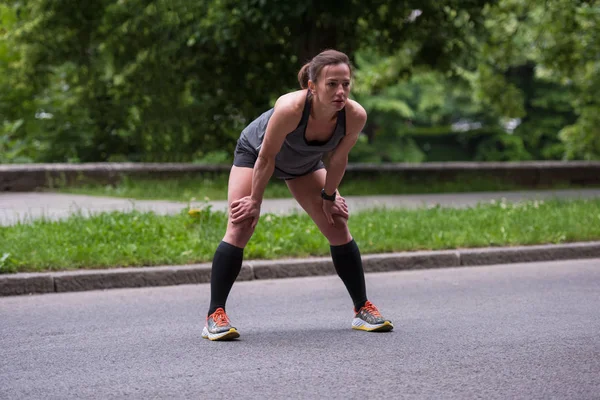 Gezonde Vrouwelijke Atleet Warming Stretching Stadspark Voordat Ochtend Training — Stockfoto