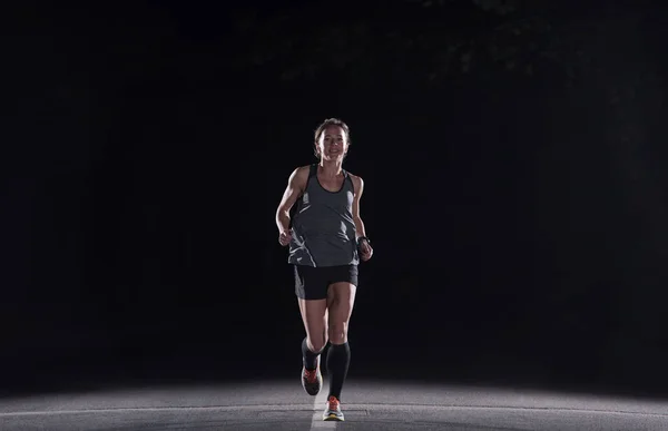 Passar Muskulös Kvinnliga Löpare Träna För Maraton Igång Natten Vacker — Stockfoto