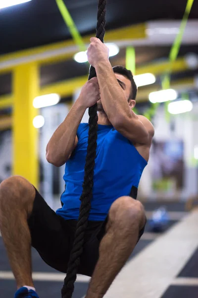 Joven Musculoso Haciendo Cuerda Escalada Cruz Gimnasio Fitness —  Fotos de Stock