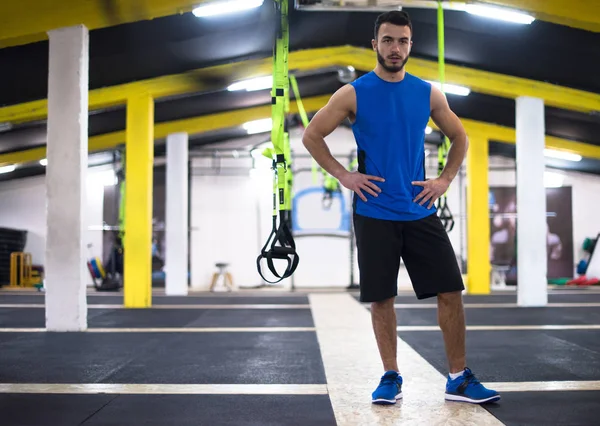 Jovem Homem Forte Fazendo Flexões Ginásio Cross Fitness — Fotografia de Stock