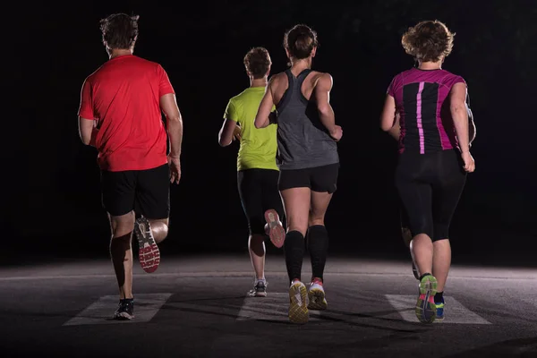 Gruppe Gesunder Joggt Stadtpark Läuferteam Beim Nachttraining — Stockfoto