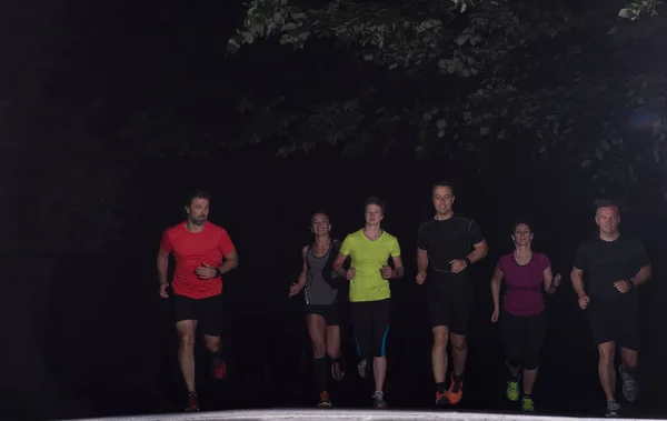 Gruppe Gesunder Joggt Stadtpark Läuferteam Beim Nachttraining — Stockfoto