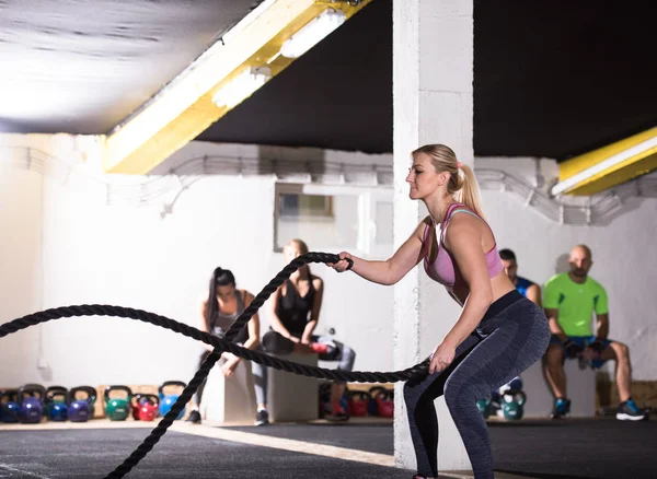 Jovem Atleta Apto Mulher Trabalhando Ginásio Treinamento Funcional Fazendo Exercício — Fotografia de Stock