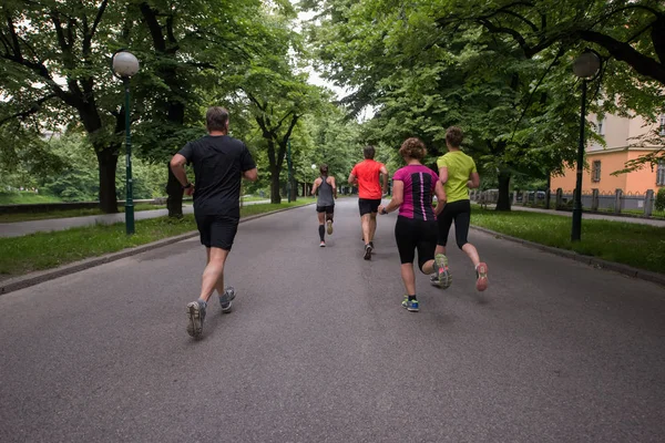 Gruppe Gesunder Joggt Stadtpark Läuferteam Beim Morgentraining — Stockfoto
