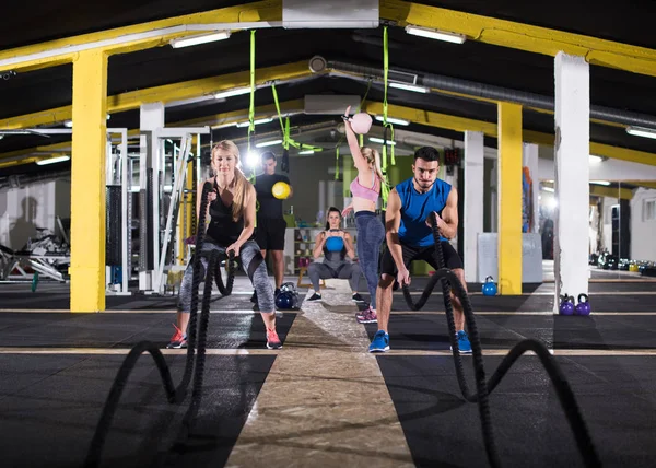 Joven Forma Pareja Deportes Entrenamiento Gimnasio Entrenamiento Funcional Haciendo Cuerdas — Foto de Stock