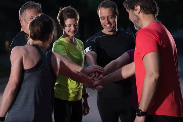 Gruppe Von Gesunden Läufern Die Sich Nach Einer Trainingseinheit Gegenseitig — Stockfoto