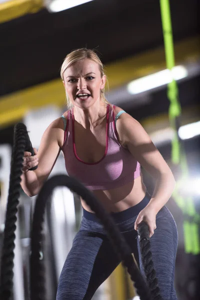 Kobieta Młodego Sportowca Sprawny Ćwicząc Siłowni Treningu Funkcjonalnego Bitwa Liny — Zdjęcie stockowe