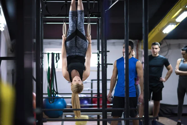 Jovem Atlético Mulher Exercitando Com Personal Trainer Anéis Ginástica Ginásio — Fotografia de Stock