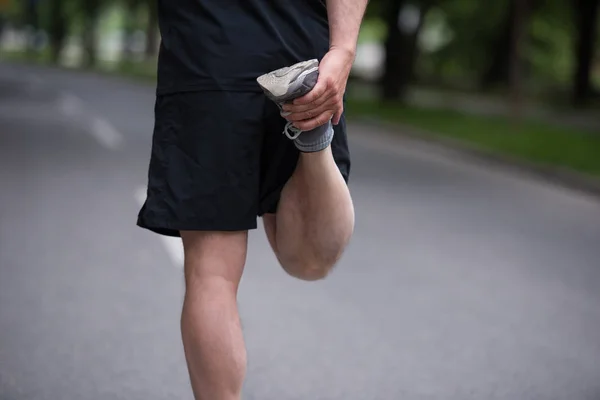 Gezonde Mannelijke Loper Opwarmen Uitrekken Het Stadspark Voor Ochtend Training — Stockfoto