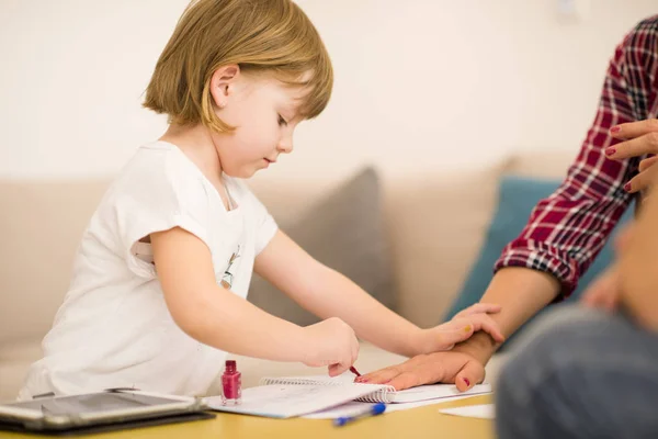 Lilla Söta Dotter Måla Naglar Till Sin Gravida Mamma Medan — Stockfoto