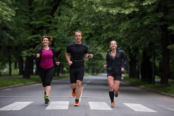 Grupp Friska Människor Jogging Stadsparken Löpare Laget Morgonen Utbildning — Stockfoto