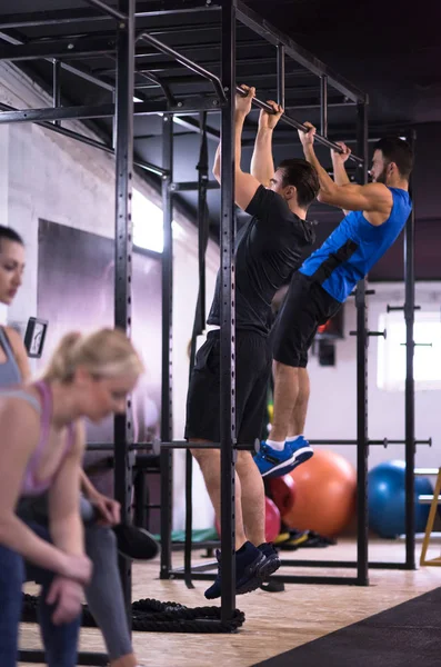 Grupo Jovens Atletas Musculares Fazendo Pull Ups Barra Horizontal Como — Fotografia de Stock