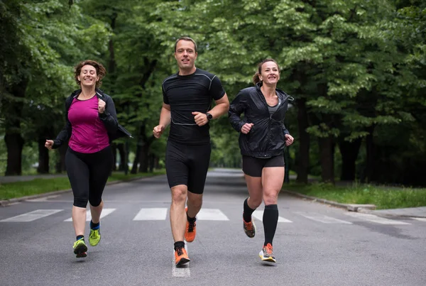 Groupe Personnes Bonne Santé Jogging Dans Parc Ville Équipe Coureurs — Photo