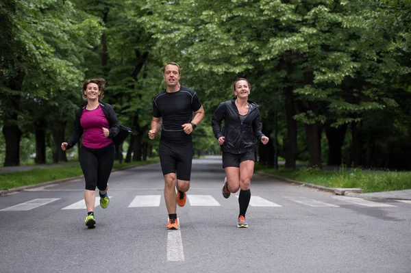 Gruppe Gesunder Joggt Stadtpark Läuferteam Beim Morgentraining — Stockfoto