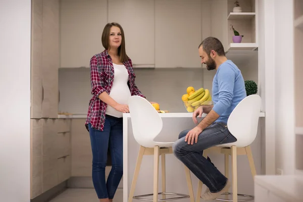 年轻怀孕夫妇烹调食物果子柠檬汁在厨房 生活方式健康怀孕幸福生活概念 — 图库照片