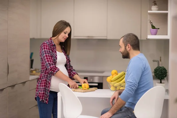 Giovane Coppia Incinta Cucinare Cibo Frutta Succo Limone Cucina Stile — Foto Stock