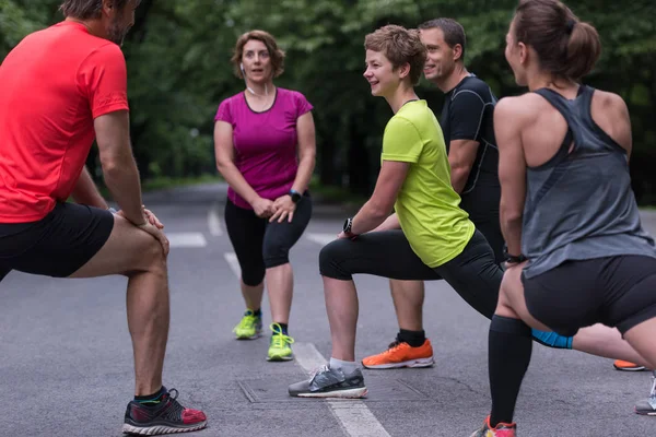 Équipe Coureurs Bonne Santé Échauffement Étirement Dans Parc Ville Avant — Photo