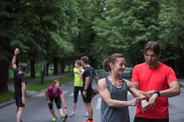 Jovem Casal Desportivo Usando Relógios Inteligentes Começando Seu Temporizador Antes — Fotografia de Stock