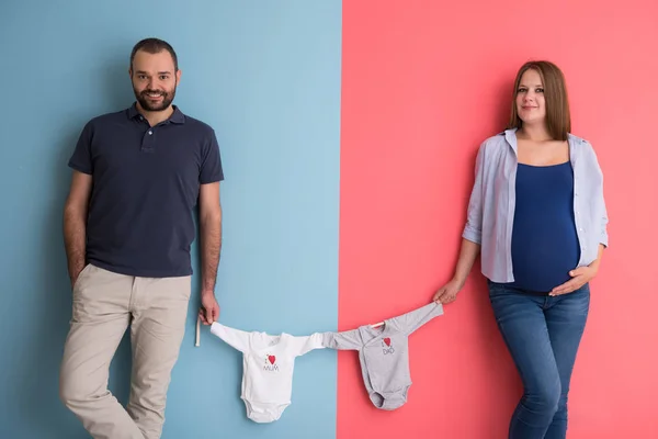 Mooie Zwangere Vrouw Haar Echtgenoot Verwachten Baby Baby Bodysuits Houden — Stockfoto
