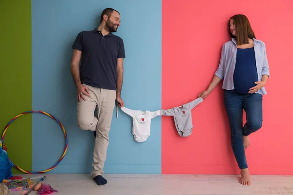 Mooie Zwangere Vrouw Haar Echtgenoot Verwachten Baby Baby Bodysuits Houden — Stockfoto