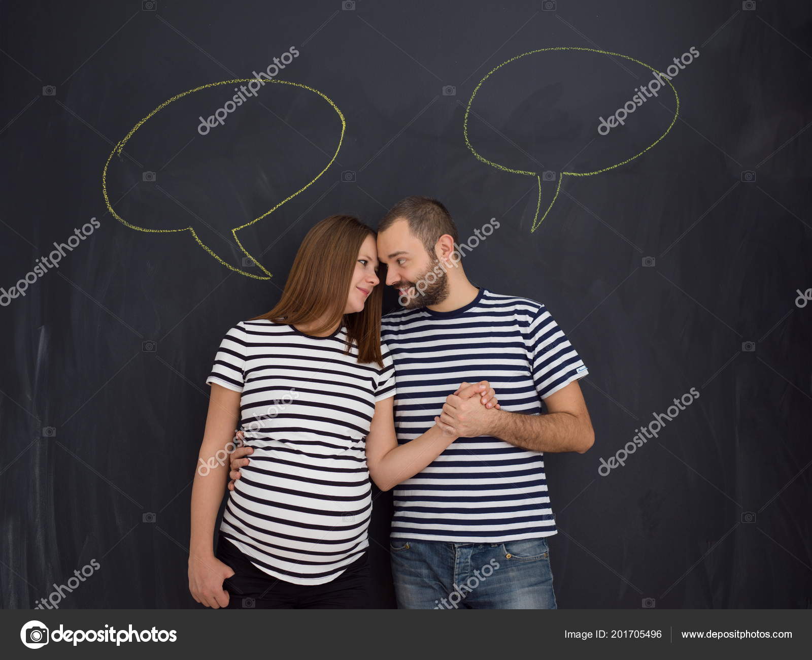 zheni-poziruet-lyudey