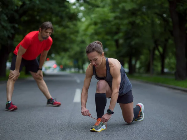 Mulher Amarrando Tênis Corrida Cadarços Preparando Para Correr Parque Cidade — Fotografia de Stock