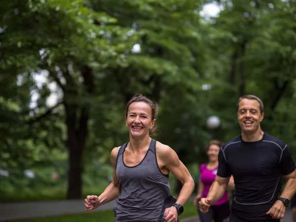 Grupp Friska Människor Jogging Stadsparken Löpare Laget Morgonen Utbildning — Stockfoto