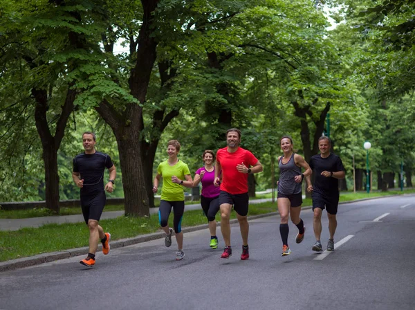 Groupe Personnes Bonne Santé Jogging Dans Parc Ville Équipe Coureurs — Photo