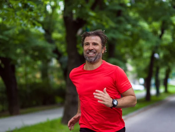 Ajuste Muscular Masculino Corredor Treinamento Para Maratona Correndo Bela Estrada — Fotografia de Stock