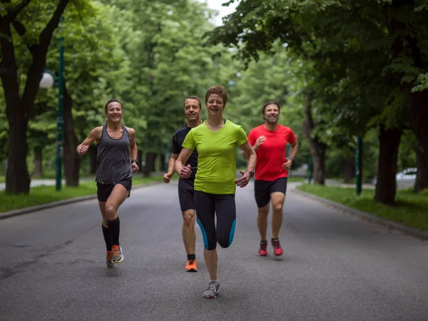 Grupp Friska Människor Jogging Stadsparken Löpare Laget Morgonen Utbildning — Stockfoto