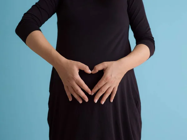 Retrato Mulher Grávida Feliz Com Mãos Barriga Isolada Sobre Fundo — Fotografia de Stock