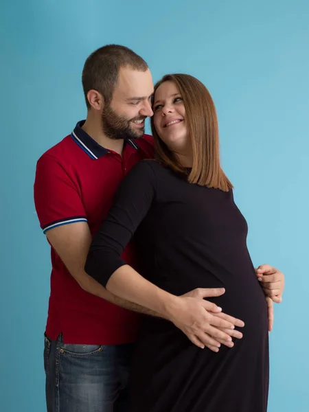 Retrato Una Feliz Pareja Joven Hombre Sosteniendo Vientre Esposa Embarazada —  Fotos de Stock