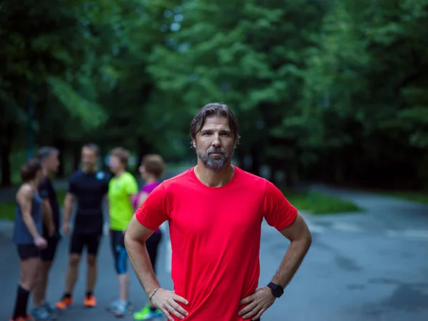 健美肌肉男子马拉松运动员训练在自然界美丽的道路上跑的肖像 — 图库照片