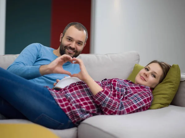 Glücklicher Mann Und Schwangere Frau Zeigen Herzzeichen Mit Fingern Während — Stockfoto