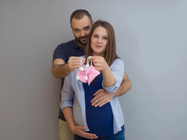 Jong Zwanger Koppel Houden Pasgeboren Baby Schoenen Geïsoleerd Een Witte — Stockfoto