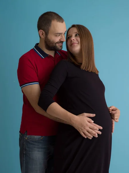 Retrato Jovem Casal Feliz Homem Segurando Sua Barriga Esposa Grávida — Fotografia de Stock