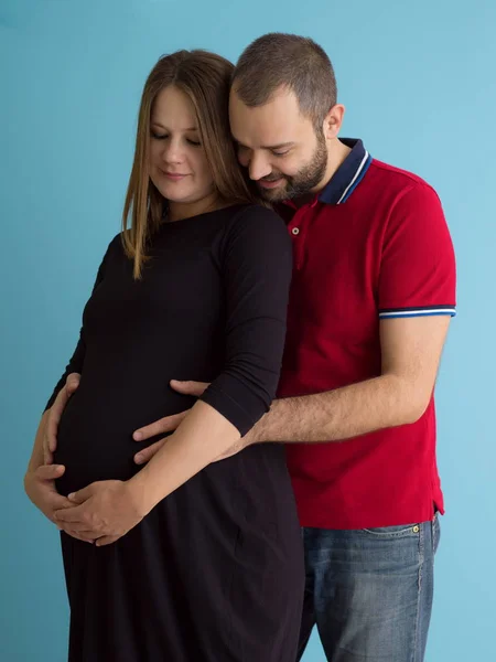 Retrato Una Feliz Pareja Joven Hombre Sosteniendo Vientre Esposa Embarazada —  Fotos de Stock