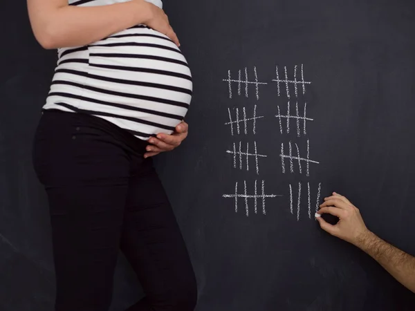 Giovane Coppia Incinta Racconta Settimana Gravidanza Scriverli Con Gesso Sulla — Foto Stock