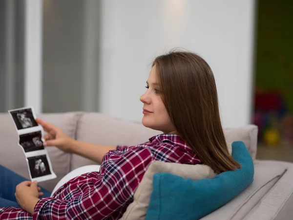 Mujer Embarazada Joven Mirando Foto Ultrasonido Del Bebé Mientras Relaja — Foto de Stock