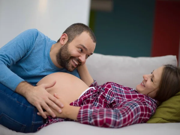 Feliz Futuro Papá Escuchando Vientre Esposa Embarazada Mientras Relaja Sofá — Foto de Stock