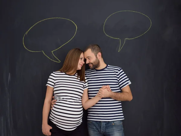 Portret Van Man Zwangere Vrouw Poseren Tegen Zwart Krijt Tekentafel — Stockfoto