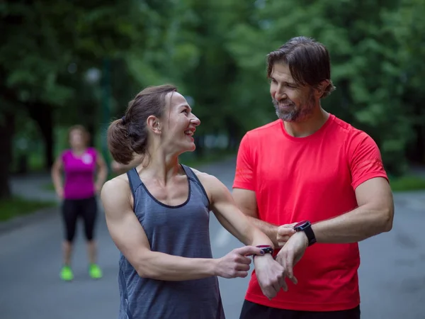 Jeune Couple Sportif Utilisant Des Montres Intelligentes Commençant Leur Minuterie — Photo