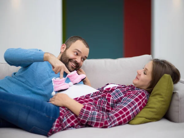 Gelukkige Zwangere Paar Ontspannen Banklaag Thuis — Stockfoto