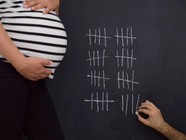 Junges Schwangere Paar Bilanziert Schwangerschaftswoche Und Schreibt Sie Mit Kreide — Stockfoto