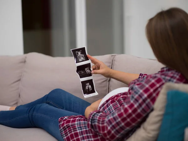 Mujer Embarazada Joven Mirando Foto Ultrasonido Del Bebé Mientras Relaja — Foto de Stock