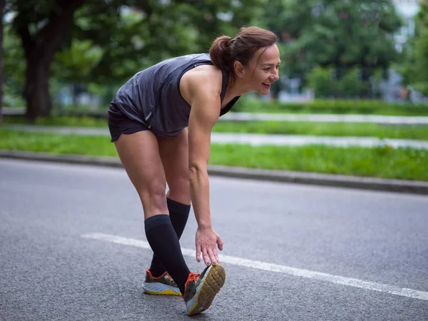 Υγιή Αθλήτρια Προθέρμανση Και Stretching Στο Πάρκο Της Πόλης Πριν — Φωτογραφία Αρχείου