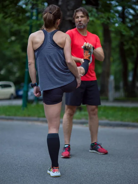 Equipo Corredores Sanos Calentándose Estirándose Parque Ciudad Antes Del Entrenamiento —  Fotos de Stock